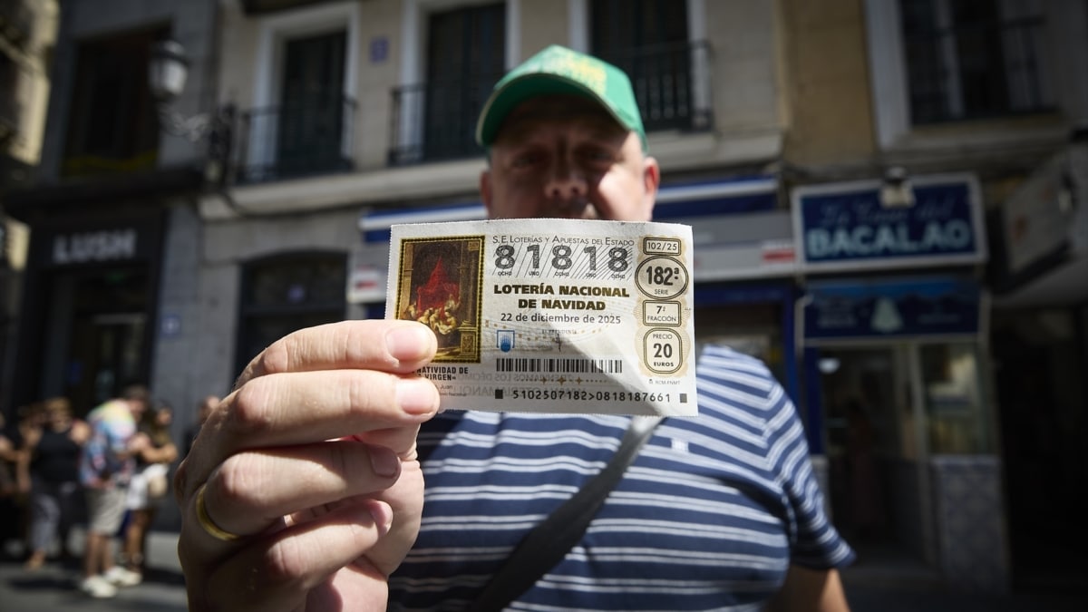 Compradores de loteria en la administración de loterías ‘Doña Manolita’, a 22 de agosto de 2025, en Madrid (España).