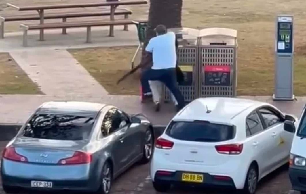 Un hombre se abalanza sobre uno de los tiradores en Bondi Beach.
