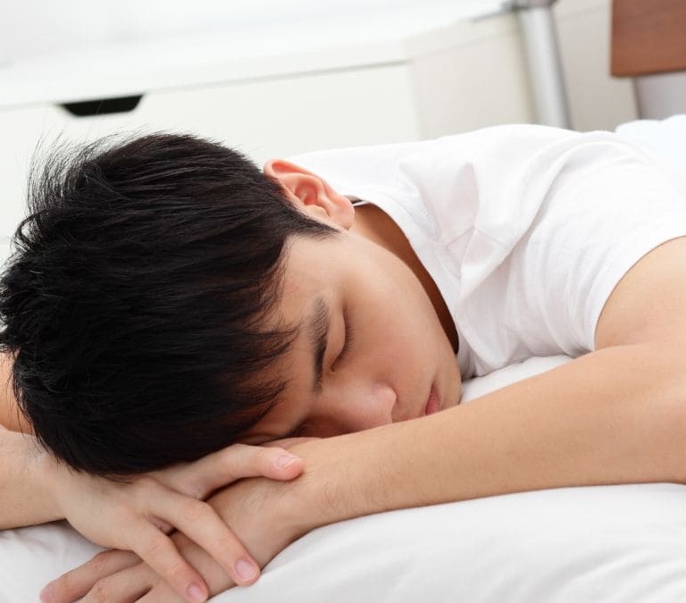 Estas son las consecuencias de dormir bocabajo