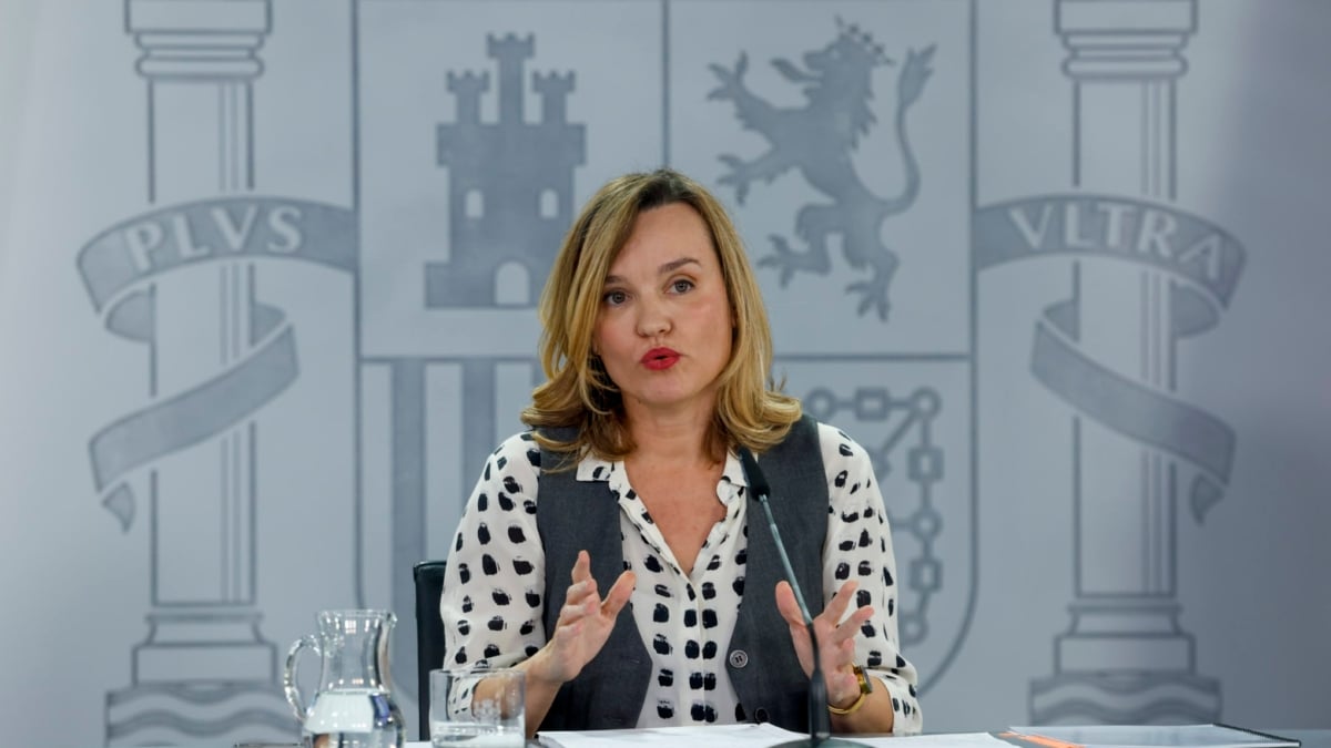 MADRID, 09/12/2025.- La ministra de Educación y portavoz del Gobierno, Pilar Alegría, durante su intervención en la rueda de prensa posterior a la reunión del Consejo de Ministros este martes en Moncloa. EFE/ J.J.Guillén