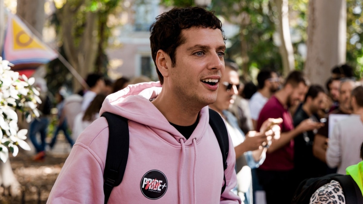 El actor Eduardo Casanova durante la Cuarta Marcha Positiva organizada por Pride Positivo bajo el lema «Ante el estigma, somos la respuesta», el pasado 18 de octubre.
