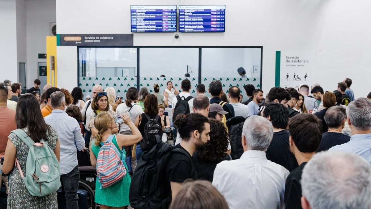 Accesos al tren en la estación de Chamartín de Madrid.