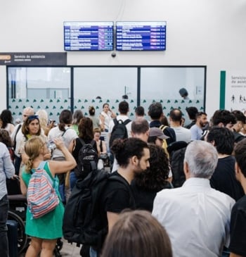 Viajar de pie en el tren y quitar los controles de seguridad: [...]