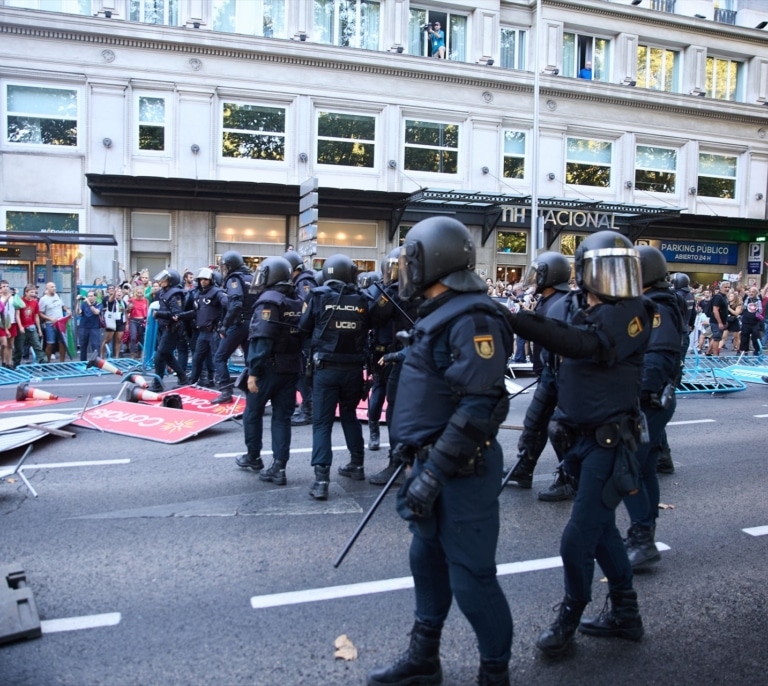 La jueza inadmite la denuncia contra el delegado del Gobierno por el operativo policial de La Vuelta en Madrid