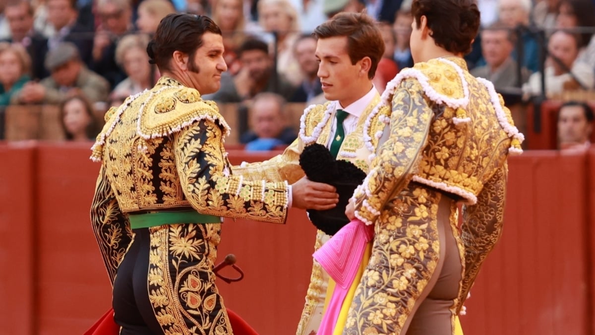 Morante da la alternativa en La Maestranza a Javier Zulueta en presencia de Roca Rey.