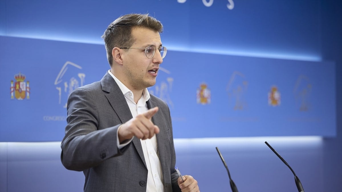 El diputado de Chunta Aragonesista, Jorge Pueyo, socio integrado en Sumar, durante una comparecencia de prensa en el Congreso