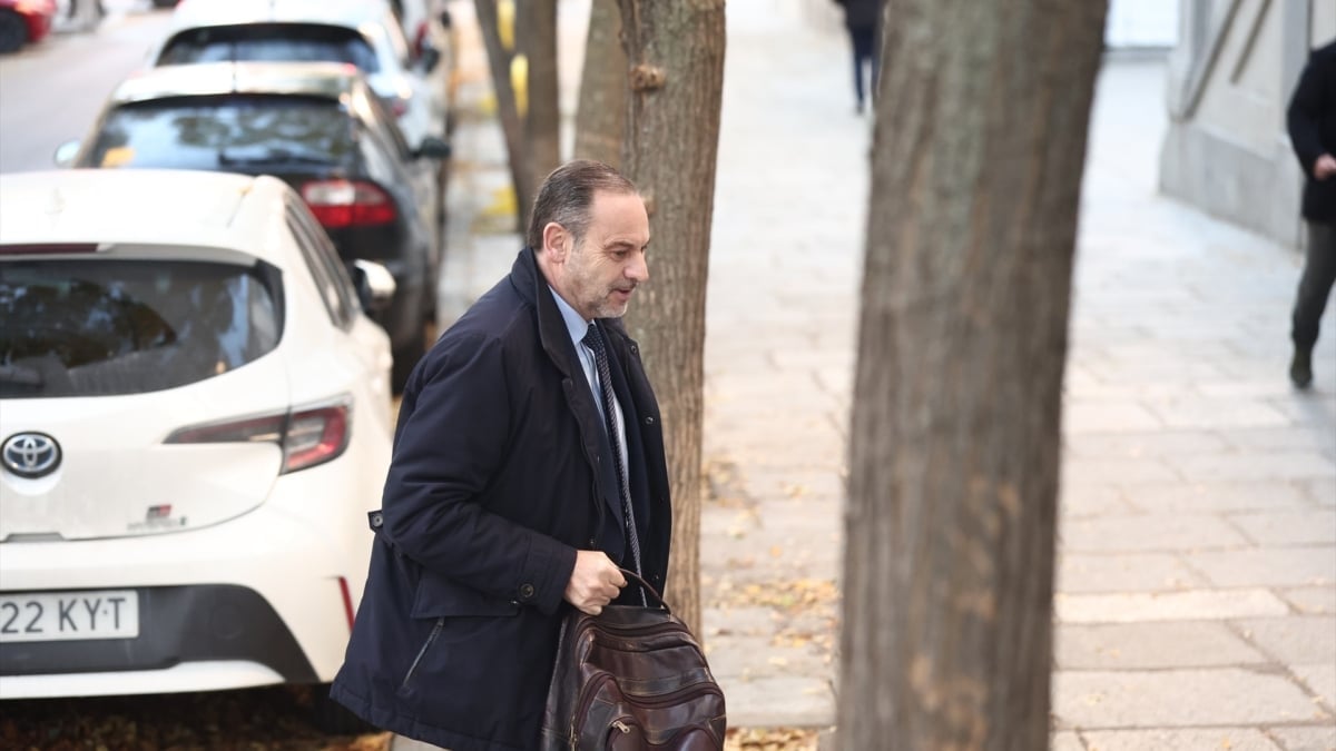 Ábalos niega que el PSOE se haya financiado ilegalmente y que tenga pruebas contra Sánchez