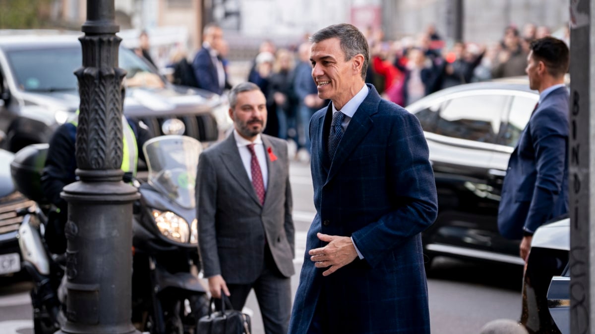 El presidente del Gobierno, Pedro Sánchez, a su llegada a la Sesión constitutiva del Pleno de la Comisión Nacional para la conmemoración de los 500 años de existencia del Consejo de Estado, en el Palacio de Consejos, a 1 de diciembre de 2025, en Madrid (España). El Consejo de Estado es el supremo órgano consultivo del Gobierno que tiene como pilar básico la defensa del Estado social y democrático de Derecho, como expresión de los derechos de la ciudadanía. La conmemoración de estos cinco siglos de historia tiene el objetivo de reconocer su papel fundamental en la historia de España y difundir la importancia contemporánea de esta institución, siendo además el Consejo Consultivo más antiguo de Europa. A. Pérez Meca / Europa Press 01 DICIEMBRE 2025;REY;FELIPE VI; 01/12/2025