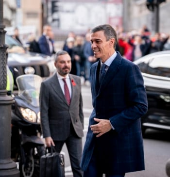 Sánchez da un giro radical y se lanza a salvar la legislatura [...]