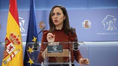 Podemos exige al Gobierno y al Congreso que retiren "todos los reconocimientos institucionales" a Adolfo Suárez