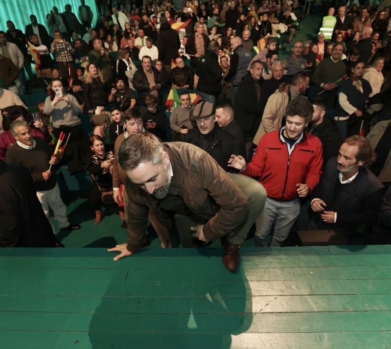 La carrera de Abascal por el voto antisanchista en Extremadura: 2.300 km y ocho actos más que Feijóo