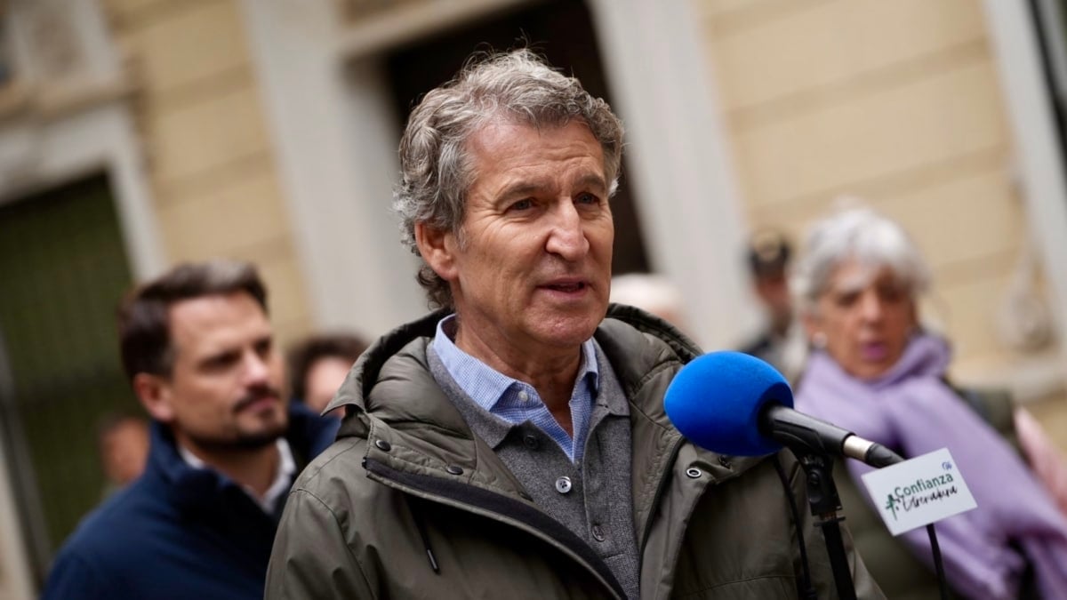 El presidente del PP, Alberto Núñez Feijóo, durante su visita electoral a Don Benito, Badajoz, este jueves