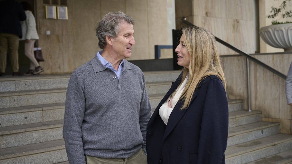 El presidente del PP, Alberto Núñez Feijóo, y la candidata y presidenta de Extremadura en funciones, María Guardiola, este jueves en Don Benito (Badajoz)