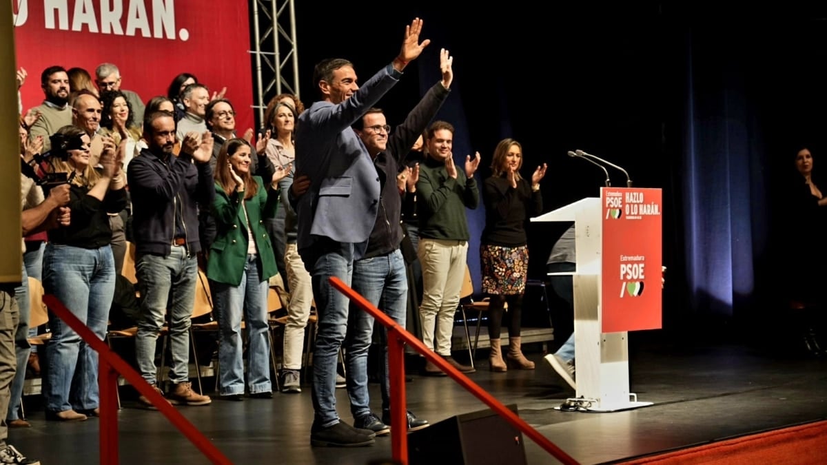 El presidente del Gobierno, Pedro Sánchez (i); y el candidato socialista a la Presidencia de la Junta de Extremadura, Miguel Ángel Gallardo (d), interviene durante un acto del partido, a 4 de diciembre de 2025, en Plasencia, Extremadura (España). Gallardo ha pedido a la militancia que no se desanime por las encuestas, porque a su juicio su partido "puede" ganar las elecciones autonómicas del 21 de diciembre y con ello "recuperar" derechos perdidos durante el gobierno de "las derechas" en esta legislatura en Extremadura. Carlos Criado / Europa Press 04 DICIEMBRE 2025;PSOE;CAMPAÑA;PLASENCIA;EXTREMADURA;SÁNCHEZ;MIGUEL ÁNGEL GALLARDO;ELECCIONES;21D 04/12/2025