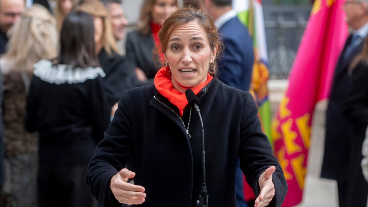 La ministra de Sanidad, Mónica García, ofrece declaraciones a los medios en el Congreso durante los actos del Día de la Constitución.