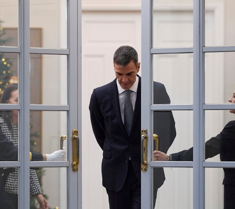 Sánchez, el dilema de resistir en el año decisivo: un delicado carrusel electoral y el fardo pesado de la corrupción