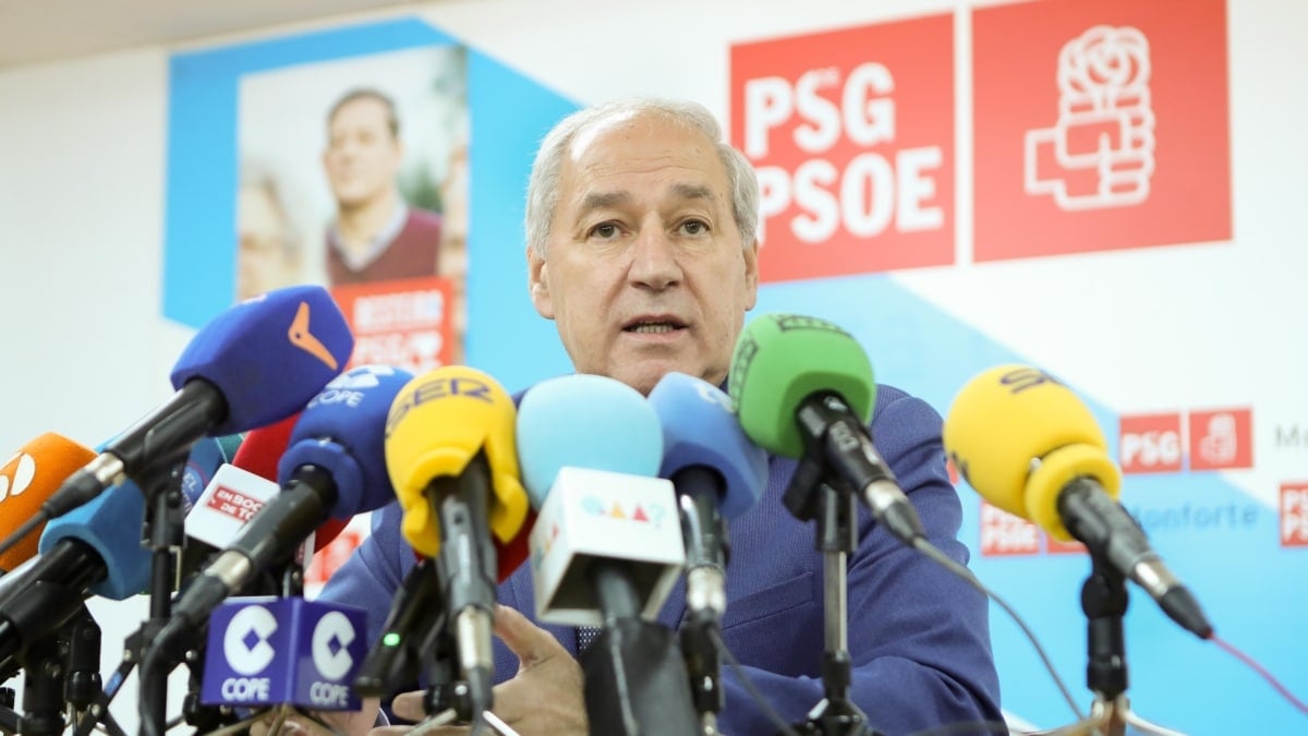 El hasta ahora presidente de la Diputación de Lugo, José Tomé, durante su comparecencia, en la sede del PSdeG-PSOE en Monforte, a 10 de diciembre de 2025, en Monforte de Lemos, Lugo, Galicia (España). El acto tiene lugar después de que ayer saliesen a la luz unas acusaciones sobre casos de acoso a mujeres contra el presidente de la Diputación de Lugo. Según ha explicado Tomé, presenta su dimisión de forma voluntaria, provocada por una denuncia recibida de forma anónima por los canales internos del PSOE por acoso sexual. Carlos Castro / Europa Press 10 DICIEMBRE 2025;PSDG;PSOE;DIMISIÓN;LUGO;DIPUTACIÓN DE LUGO;SECRETARIO XERAL 10/12/2025