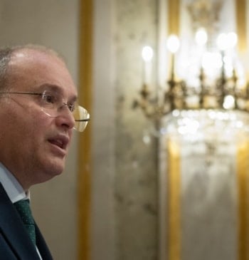 El PP ve al Gobierno "volando por los aires" en "directo" por [...]