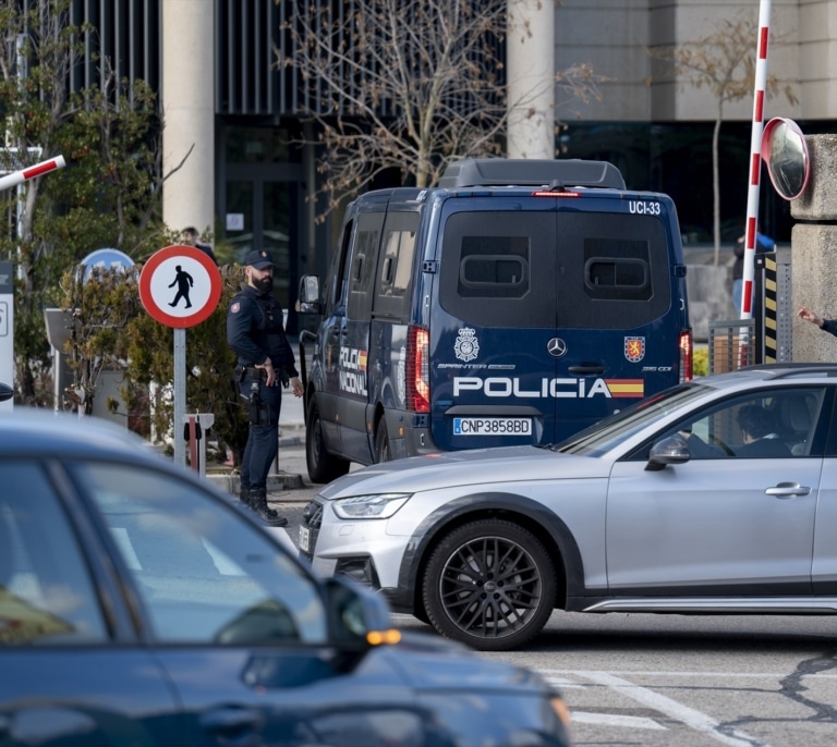 Anticorrupción lanza dos macrooperaciones en menos de 24 horas que ponen contra las cuerdas a Sánchez