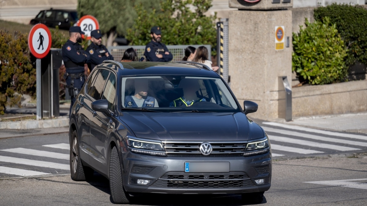 Miembros de la Policía en la sede de Plus Ultra.