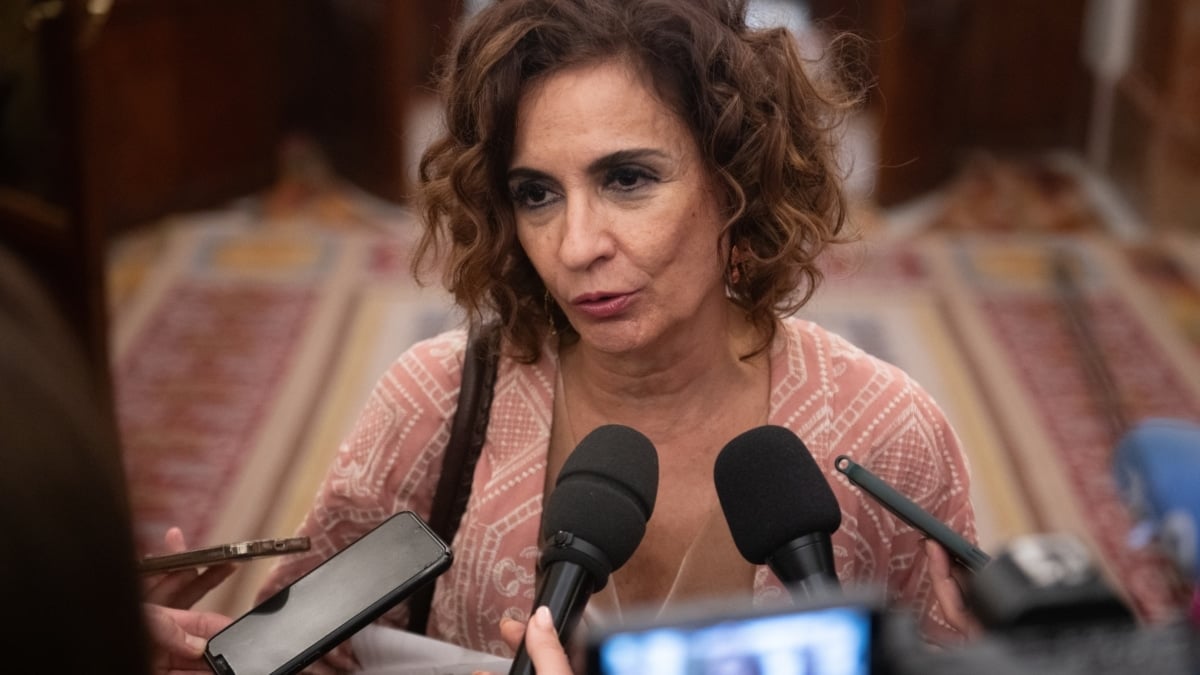 La vicepresidenta primera y ministra de Hacienda, María Jesús Montero, durante una sesión plenaria en el Congreso, a 11 de diciembre de 2025, en Madrid (España). El Congreso debatirá y votará este jueves el decreto de medidas complementarias para La Palma tras la erupción del volcán, que, entre otras cosas, recoge la bonificación del 60% del Impuesto sobre la Renta de las Personas Físicas (IRPF) para los ciudadanos de la isla. Se trata del conocido como 'decreto canario' que el Gobierno central y el Ejecutivo de las islas vienen negociando en los últimos meses, a través de distintas reuniones bilaterales, y que finalmente se aprobó en el Consejo de Ministros en noviembre. Fernando Sánchez / Europa Press 11/12/2025