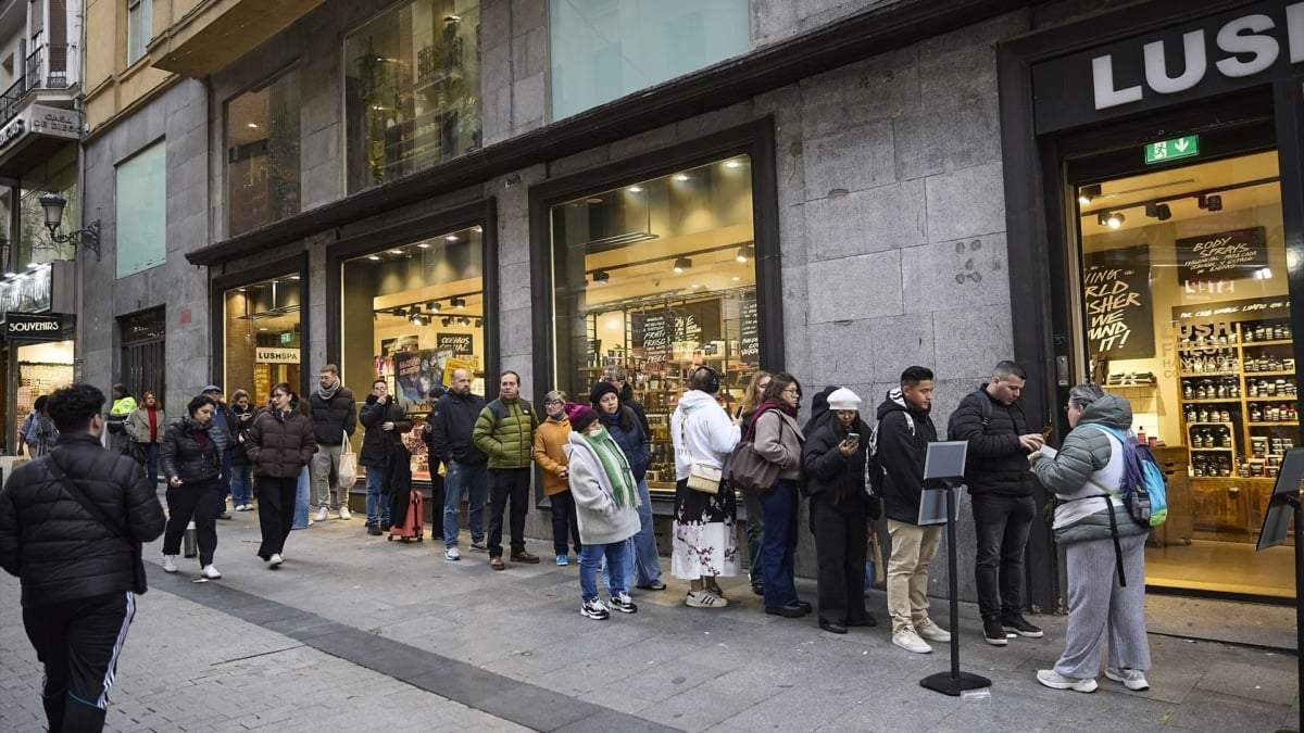 Cola en la administración de loterías en Madrid