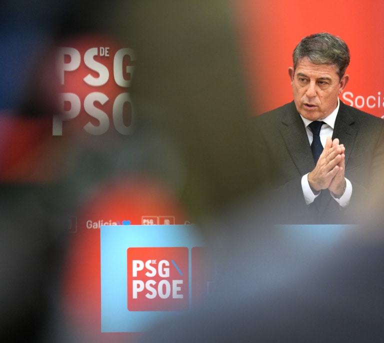 Sánchez aguanta por ahora a su barón gallego pese a la presión por los casos de acoso y con el partido desgarrado