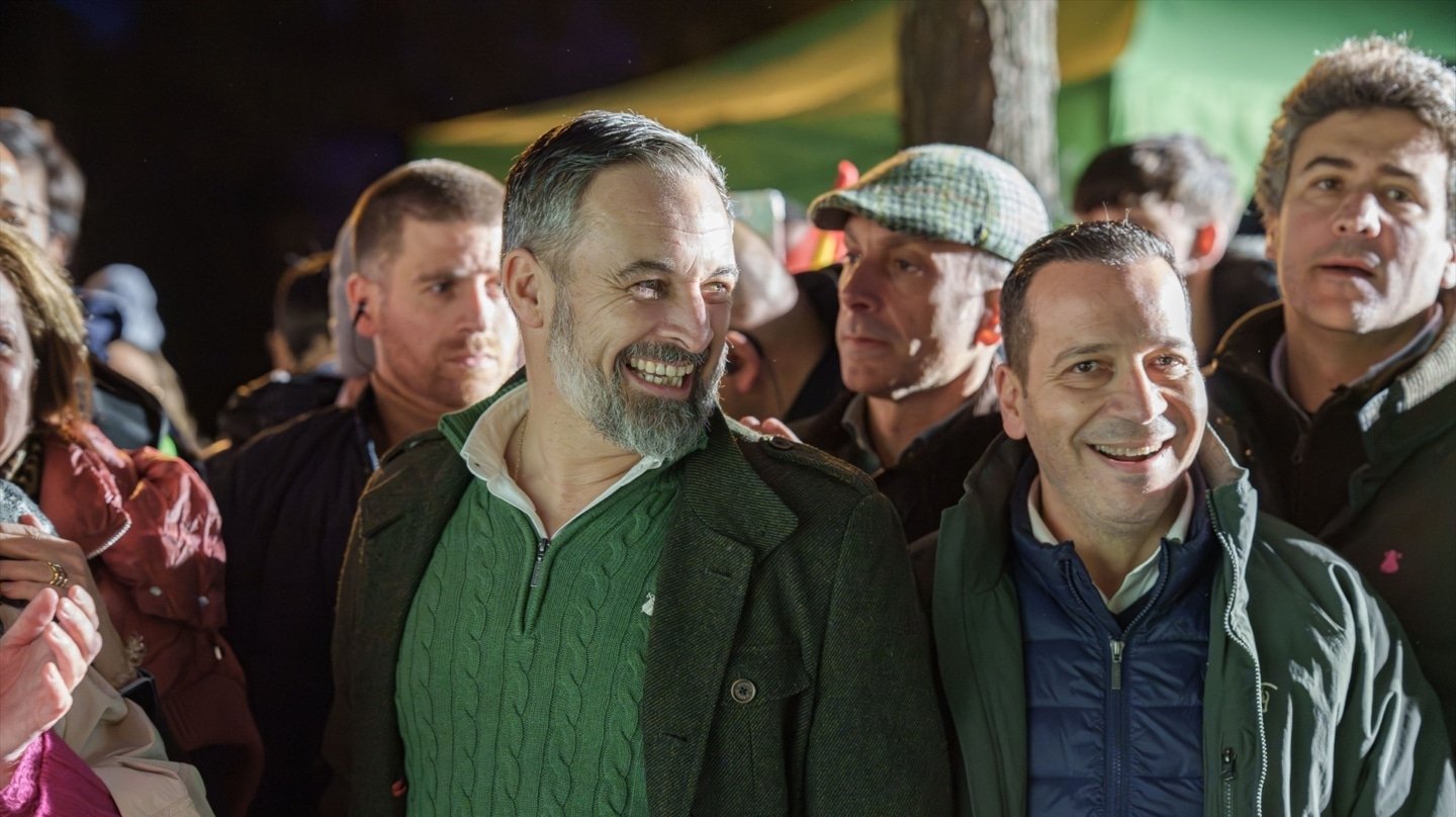 El presidente de Vox, Santiago Abascal y su candidato a la Presidencia de la Junta de Extremadura, Óscar Fernández, en un acto de campaña en Mérida (Badajoz)