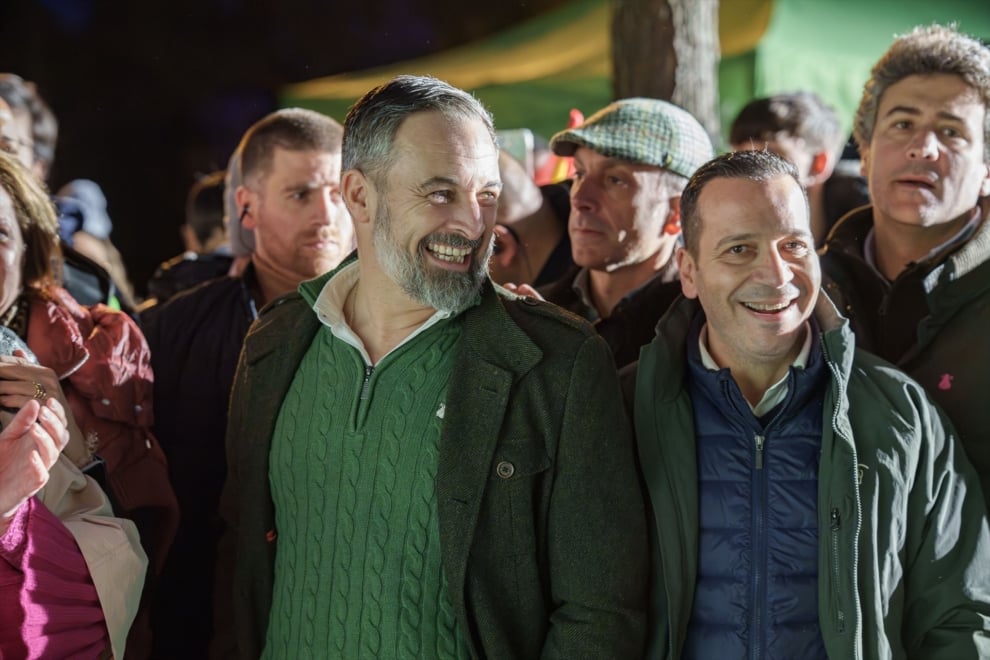El presidente de Vox, Santiago Abascal y su candidato a la Presidencia de la Junta de Extremadura, Óscar Fernández, en un acto de campaña en Mérida (Badajoz)
