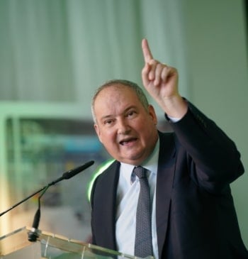 Hereu sigue a Bolaños y dará becas a opositores que se preparen [...]