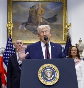 Trump califica de “muy productiva” su conversación con Putin antes de reunirse [...]