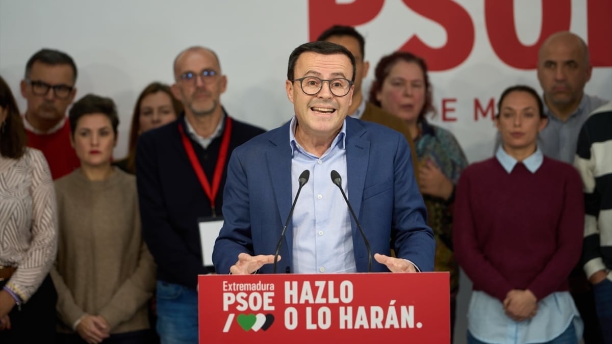 Miguel Ángel Gallardo habla en la sede del PSOE tras las elecciones del 21-D.