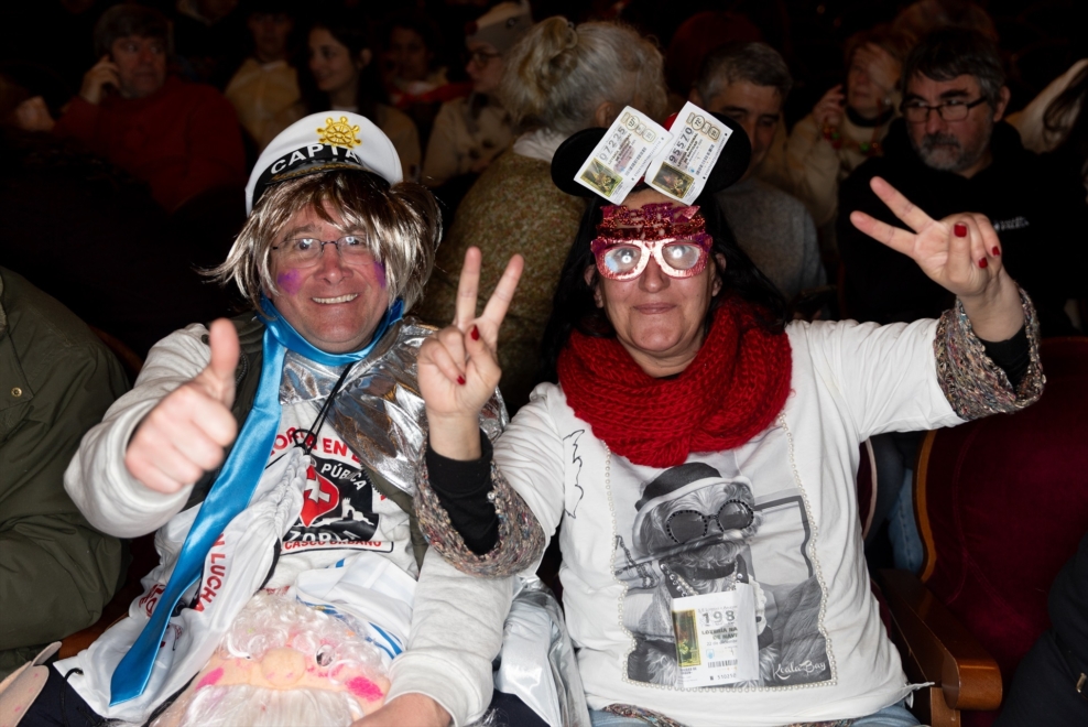 Dos personas disfrazadas esperan a que empiece el Sorteo Extraordinario de la Lotería de Navidad 2025, en el Teatro Real, a 22 de diciembre de 2025, en Madrid (España). El Sorteo Extraordinario de la Lotería de Navidad de 2025 consta de 198 series y cada serie tiene 100.000 billetes. El total de la emisión asciende a 3.960 millones de euros y se destina a premios (70% de la emisión) 2.772 millones de euros. Cada serie distribuye en premios 14 millones de euros y en total se reparten 30.301.920 premios durante un sorteo que tiene una duración aproximada de cuatro horas.
Eduardo Parra / Europa Press
22/12/2025
