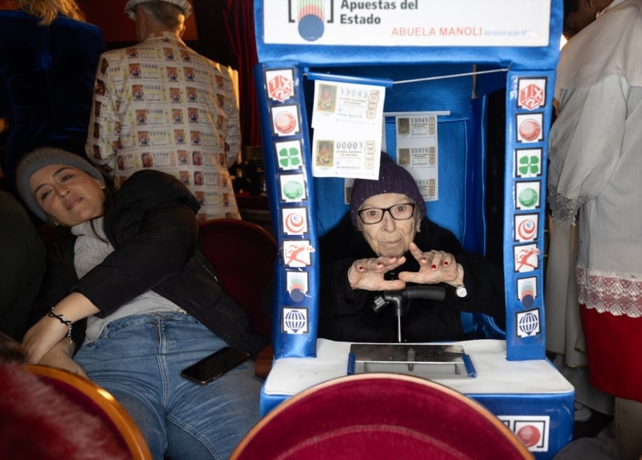 Una mujer disfrazada durante la celebración del Sorteo Extraordinario de la Lotería de Navidad 2025, en el Teatro Real, a 22 de diciembre de 2025, en Madrid (España). El Sorteo Extraordinario de la Lotería de Navidad de 2025 consta de 198 series y cada serie tiene 100.000 billetes. El total de la emisión asciende a 3.960 millones de euros y se destina a premios (70% de la emisión) 2.772 millones de euros. Cada serie distribuye en premios 14 millones de euros y en total se reparten 30.301.920 premios durante un sorteo que tiene una duración aproximada de cuatro horas.
Eduardo Parra / Europa Press
22/12/2025