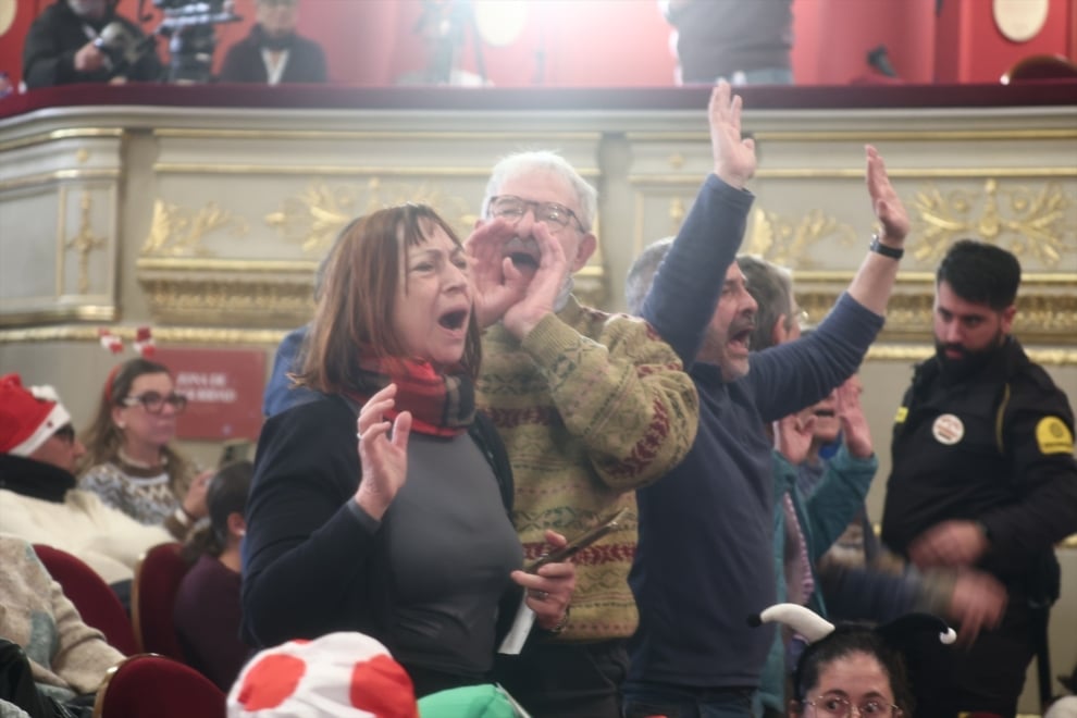 Varias personas protestas por Palestina durante la celebración del Sorteo Extraordinario de la Lotería de Navidad 2025, en el Teatro Real, a 22 de diciembre de 2025, en Madrid (España). El Sorteo Extraordinario de la Lotería de Navidad de 2025 consta de 198 series y cada serie tiene 100.000 billetes. El total de la emisión asciende a 3.960 millones de euros y se destina a premios (70% de la emisión) 2.772 millones de euros. Cada serie distribuye en premios 14 millones de euros y en total se reparten 30.301.920 premios durante un sorteo que tiene una duración aproximada de cuatro horas.
Eduardo Parra / Europa Press
22/12/2025