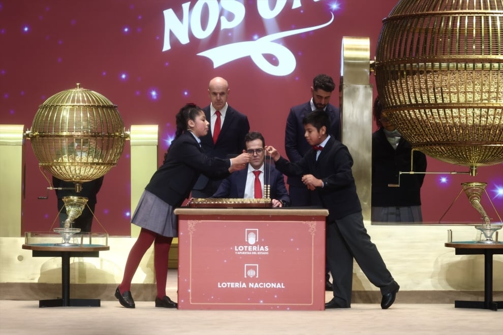 Dos niños del Colegio de San Ildefonso, cantan un cuarto premio de la Lotería de Navidad, durante la celebración del Sorteo Extraordinario de la Lotería de Navidad 2025, en el Teatro Real, a 22 de diciembre de 2025, en Madrid (España). El Sorteo Extraordinario de la Lotería de Navidad de 2025 consta de 198 series y cada serie tiene 100.000 billetes. El total de la emisión asciende a 3.960 millones de euros y se destina a premios (70% de la emisión) 2.772 millones de euros. Cada serie distribuye en premios 14 millones de euros y en total se reparten 30.301.920 premios durante un sorteo que tiene una duración aproximada de cuatro horas.
Eduardo Parra / Europa Press
22/12/2025
