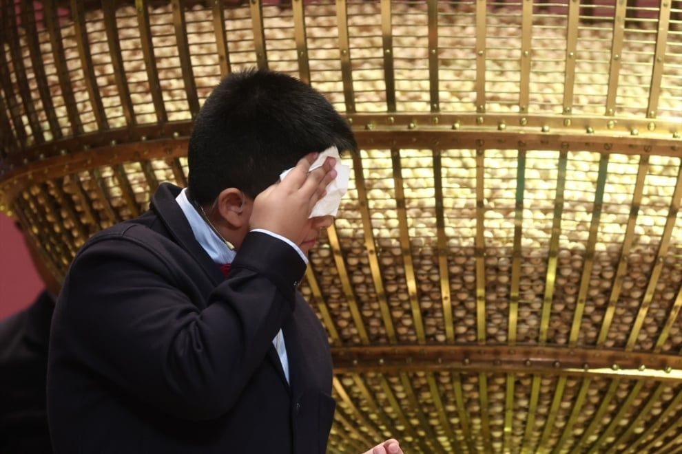 Un niño del Colegio de San Ildefonso, canta un premio de la Lotería de Navidad, durante la celebración del Sorteo Extraordinario de la Lotería de Navidad 2025, en el Teatro Real, a 22 de diciembre de 2025, en Madrid (España). El Sorteo Extraordinario de la Lotería de Navidad de 2025 consta de 198 series y cada serie tiene 100.000 billetes. El total de la emisión asciende a 3.960 millones de euros y se destina a premios (70% de la emisión) 2.772 millones de euros. Cada serie distribuye en premios 14 millones de euros y en total se reparten 30.301.920 premios durante un sorteo que tiene una duración aproximada de cuatro horas.
Eduardo Parra / Europa Press
22/12/2025