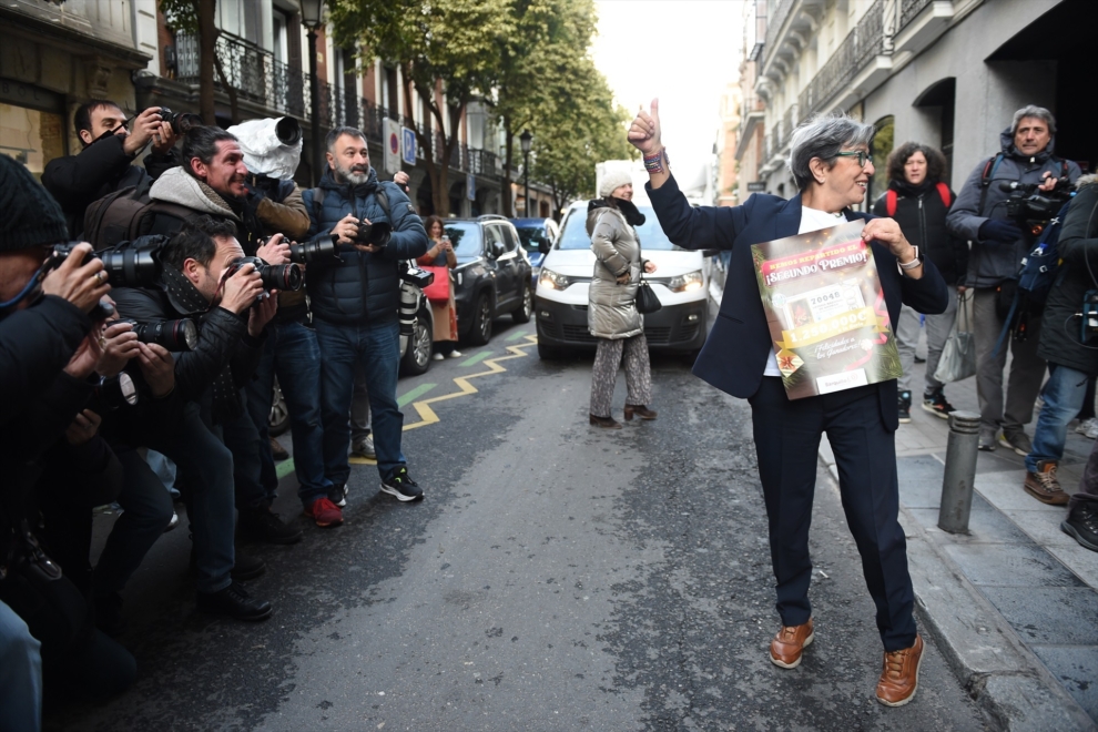 Empleada de la administración situada en la calle del Barquillo 10, celebra que han vendido el número 70048 correspondiente al Segundo Premio del Sorteo Extraordinario de la Lotería de Navidad 2025, a 22 de diciembre de 2025, en Madrid (España). El Sorteo Extraordinario de la Lotería de Navidad de 2025 consta de 198 series y cada serie tiene 100.000 billetes. El total de la emisión asciende a 3.960 millones de euros y se destina a premios (70% de la emisión) 2.772 millones de euros. Cada serie distribuye en premios 14 millones de euros y en total se reparten 30.301.920 premios durante un sorteo que tiene una duración aproximada de cuatro horas
Gustavo Valiente / Europa Press
22/12/2025
