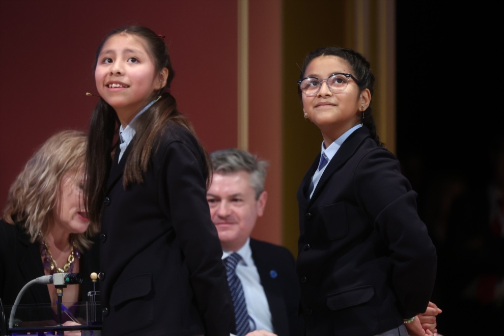 Dos niñas del Colegio de San Ildefonso, cantan el primer premio de la Lotería de Navidad, durante la celebración del Sorteo Extraordinario de la Lotería de Navidad 2025, en el Teatro Real, a 22 de diciembre de 2025, en Madrid (España). El Sorteo Extraordinario de la Lotería de Navidad de 2025 consta de 198 series y cada serie tiene 100.000 billetes. El total de la emisión asciende a 3.960 millones de euros y se destina a premios (70% de la emisión) 2.772 millones de euros. Cada serie distribuye en premios 14 millones de euros y en total se reparten 30.301.920 premios durante un sorteo que tiene una duración aproximada de cuatro horas.
Eduardo Parra / Europa Press
22/12/2025