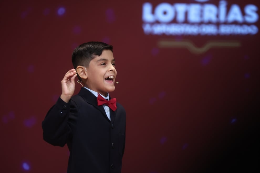 Un niño del Colegio de San Ildefonso, canta un premio de la Lotería de Navidad, durante la celebración del Sorteo Extraordinario de la Lotería de Navidad 2025, en el Teatro Real, a 22 de diciembre de 2025, en Madrid (España). El Sorteo Extraordinario de la Lotería de Navidad de 2025 consta de 198 series y cada serie tiene 100.000 billetes. El total de la emisión asciende a 3.960 millones de euros y se destina a premios (70% de la emisión) 2.772 millones de euros. Cada serie distribuye en premios 14 millones de euros y en total se reparten 30.301.920 premios durante un sorteo que tiene una duración aproximada de cuatro horas.
Eduardo Parra / Europa Press
22/12/2025