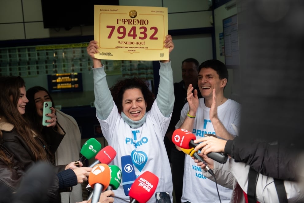 Empleada de la administración situada en la calle Ricardo Ortiz, 8 celebra que han vendido parte del número 79432 correspondiente al ‘Gordo’ del Sorteo Extraordinario de la Lotería de Navidad 2025, a 22 de diciembre de 2025, en Madrid (España). El Sorteo Extraordinario de la Lotería de Navidad de 2025 consta de 198 series y cada serie tiene 100.000 billetes. El total de la emisión asciende a 3.960 millones de euros y se destina a premios (70% de la emisión) 2.772 millones de euros. Cada serie distribuye en premios 14 millones de euros y en total se reparten 30.301.920 premios durante un sorteo que tiene una duración aproximada de cuatro horas.
Fernando Sánchez / Europa Press
22/12/2025