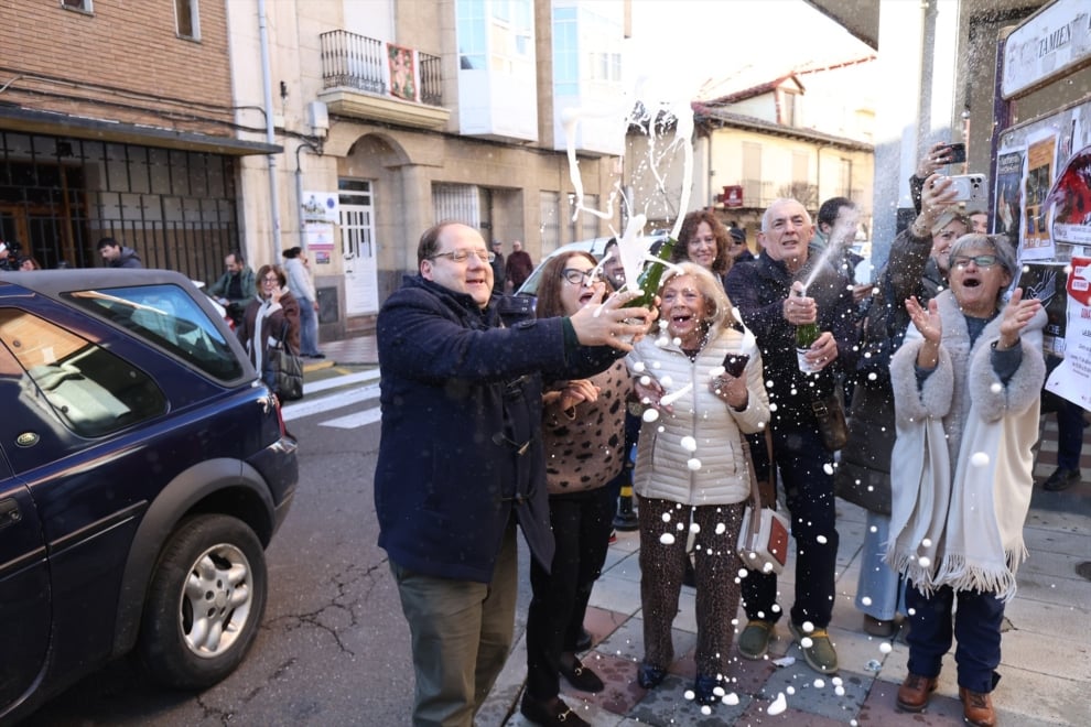 Empleados de la administración situada en la plaza Obispo Alcolea, 4, celebran que han vendido parte del número 79432 correspondiente al ‘Gordo’ del Sorteo Extraordinario de la Lotería de Navidad 2025, a 22 de diciembre de 2025, en La Bañeza, León, Castilla y León (España). El Sorteo Extraordinario de la Lotería de Navidad de 2025 consta de 198 series y cada serie tiene 100.000 billetes. El total de la emisión asciende a 3.960 millones de euros y se destina a premios (70% de la emisión) 2.772 millones de euros. Cada serie distribuye en premios 14 millones de euros y en total se reparten 30.301.920 premios durante un sorteo que tiene una duración aproximada de cuatro horas.
Fernando Otero / Europa Press
22 DICIEMBRE 2025 LOTERÍA DE NAVIDAD
22/12/2025