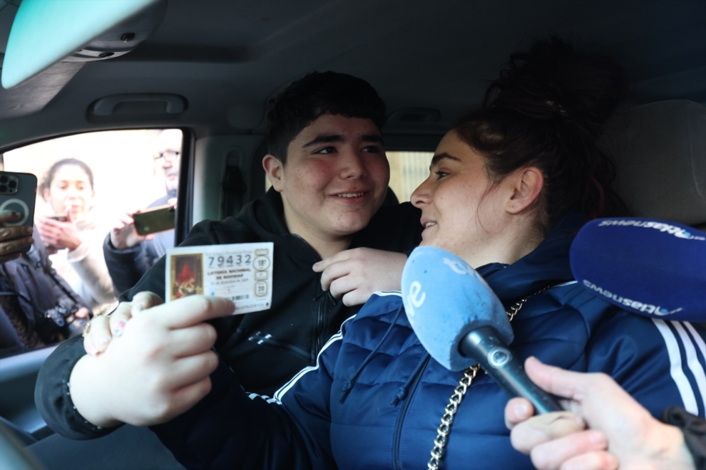 Agraciados con el ‘Gordo’ del Sorteo Extraordinario de la Lotería de Navidad 2025 correspondiente al número 79432 celebran su suerte, a 22 de diciembre de 2025, en La Bañeza, León, Castilla y León (España). El Sorteo Extraordinario de la Lotería de Navidad de 2025 consta de 198 series y cada serie tiene 100.000 billetes. El total de la emisión asciende a 3.960 millones de euros y se destina a premios (70% de la emisión) 2.772 millones de euros. Cada serie distribuye en premios 14 millones de euros y en total se reparten 30.301.920 premios durante un sorteo que tiene una duración aproximada de cuatro horas.
Fernando Otero / Europa Press
22 DICIEMBRE 2025 LOTERÍA DE NAVIDAD
22/12/2025