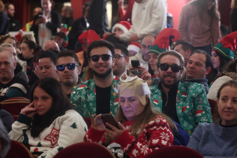 Varias personas durante la celebración del Sorteo Extraordinario de la Lotería de Navidad 2025, en el Teatro Real, a 22 de diciembre de 2025, en Madrid (España). El Sorteo Extraordinario de la Lotería de Navidad de 2025 consta de 198 series y cada serie tiene 100.000 billetes. El total de la emisión asciende a 3.960 millones de euros y se destina a premios (70% de la emisión) 2.772 millones de euros. Cada serie distribuye en premios 14 millones de euros y en total se reparten 30.301.920 premios durante un sorteo que tiene una duración aproximada de cuatro horas.
Eduardo Parra / Europa Press
22/12/2025