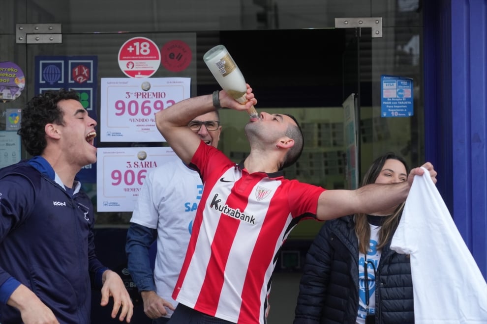 Agraciados con el Tercer Premio del Sorteo Extraordinario de la Lotería de Navidad 2025 correspondiente al número 90693, a 22 de diciembre de 2025, en Igorre, Vizcaya, País Vasco (España). El Sorteo Extraordinario de la Lotería de Navidad de 2025 consta de 198 series y cada serie tiene 100.000 billetes. El total de la emisión asciende a 3.960 millones de euros y se destina a premios (70% de la emisión) 2.772 millones de euros. Cada serie distribuye en premios 14 millones de euros y en total se reparten 30.301.920 premios durante un sorteo que tiene una duración aproximada de cuatro horas.
H.Bilbao / Europa Press
22/12/2025