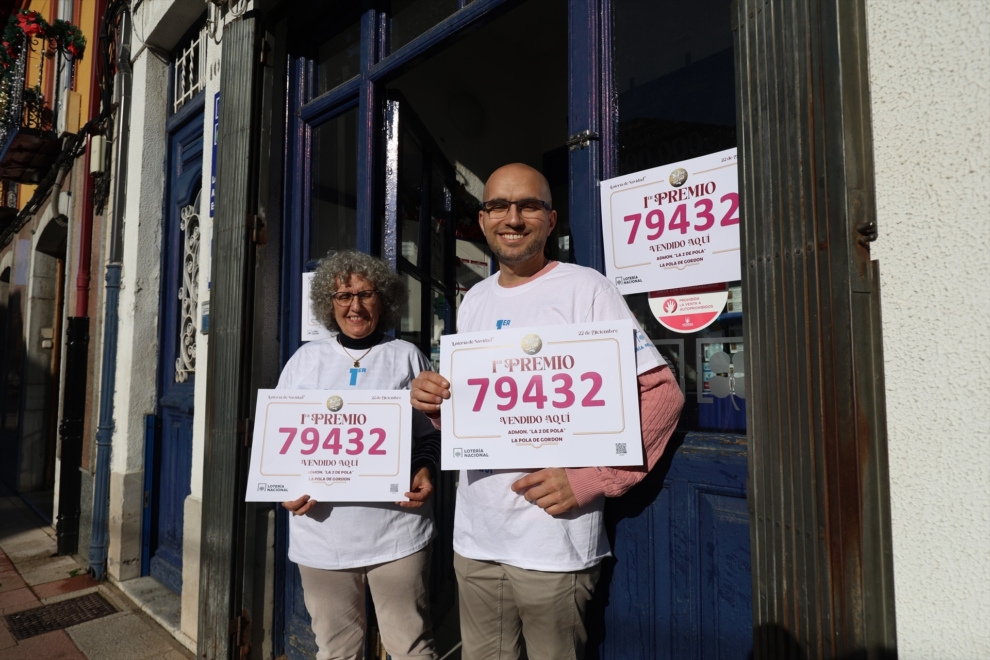 Empleados de la administración situada en la calle Constitución, 102, celebran que han vendido parte del número 79432 correspondiente al ‘Gordo’ del Sorteo Extraordinario de la Lotería de Navidad 2025, a 22 de diciembre de 2025, en La Pola de Gordón, León, Castilla y León (España). El Sorteo Extraordinario de la Lotería de Navidad de 2025 consta de 198 series y cada serie tiene 100.000 billetes. El total de la emisión asciende a 3.960 millones de euros y se destina a premios (70% de la emisión) 2.772 millones de euros. Cada serie distribuye en premios 14 millones de euros y en total se reparten 30.301.920 premios durante un sorteo que tiene una duración aproximada de cuatro horas.
Fernando Otero / Europa Press
22 DICIEMBRE 2025 LOTERÍA DE NAVIDAD
22/12/2025