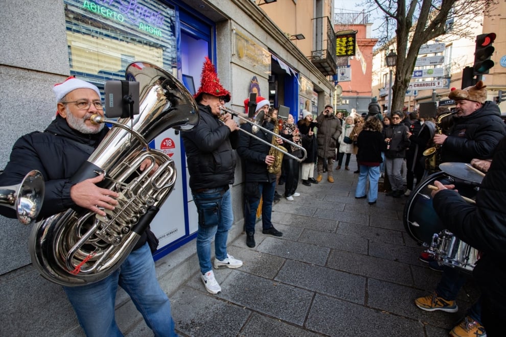 Agraciados con el Quinto Premio del Sorteo Extraordinario de la Lotería de Navidad 2025 correspondiente al número 77.715, a 22 de diciembre de 2025, en San Lorenzo de El Escorial, Madrid (España). El Sorteo Extraordinario de la Lotería de Navidad de 2025 consta de 198 series y cada serie tiene 100.000 billetes. El total de la emisión asciende a 3.960 millones de euros y se destina a premios (70% de la emisión) 2.772 millones de euros. Cada serie distribuye en premios 14 millones de euros y en total se reparten 30.301.920 premios durante un sorteo que tiene una duración aproximada de cuatro horas. El vidente Rappel había situado la fortuna en esta localidad en varios vídeos de sus redes sociales, mencionando la posibilidad de que cayeran varios premios mayores.
Rafael Bastante / Europa Press
22 DICIEMBRE 2025;QUINTO PREMIO;SORTEO EXTRAORDINARIO;NAVIDAD;SAN LORENZO DE EL ESCORIAL;
22/12/2025