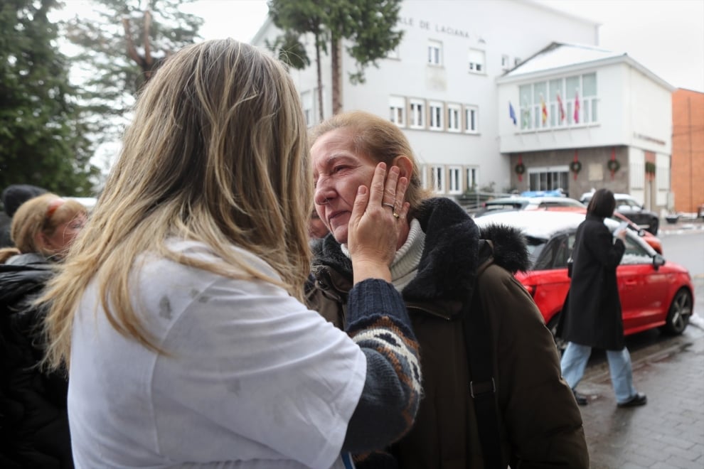 Agraciados con el ‘Gordo’ del Sorteo Extraordinario de la Lotería de Navidad 2025 correspondiente al número 79432 celebran su suerte, a 22 de diciembre de 2025, en Villablino, León, Castilla y León (España). El Sorteo Extraordinario de la Lotería de Navidad de 2025 consta de 198 series y cada serie tiene 100.000 billetes. El total de la emisión asciende a 3.960 millones de euros y se destina a premios (70% de la emisión) 2.772 millones de euros. Cada serie distribuye en premios 14 millones de euros y en total se reparten 30.301.920 premios durante un sorteo que tiene una duración aproximada de cuatro horas.
Carlos Castro / Europa Press
22/12/2025
