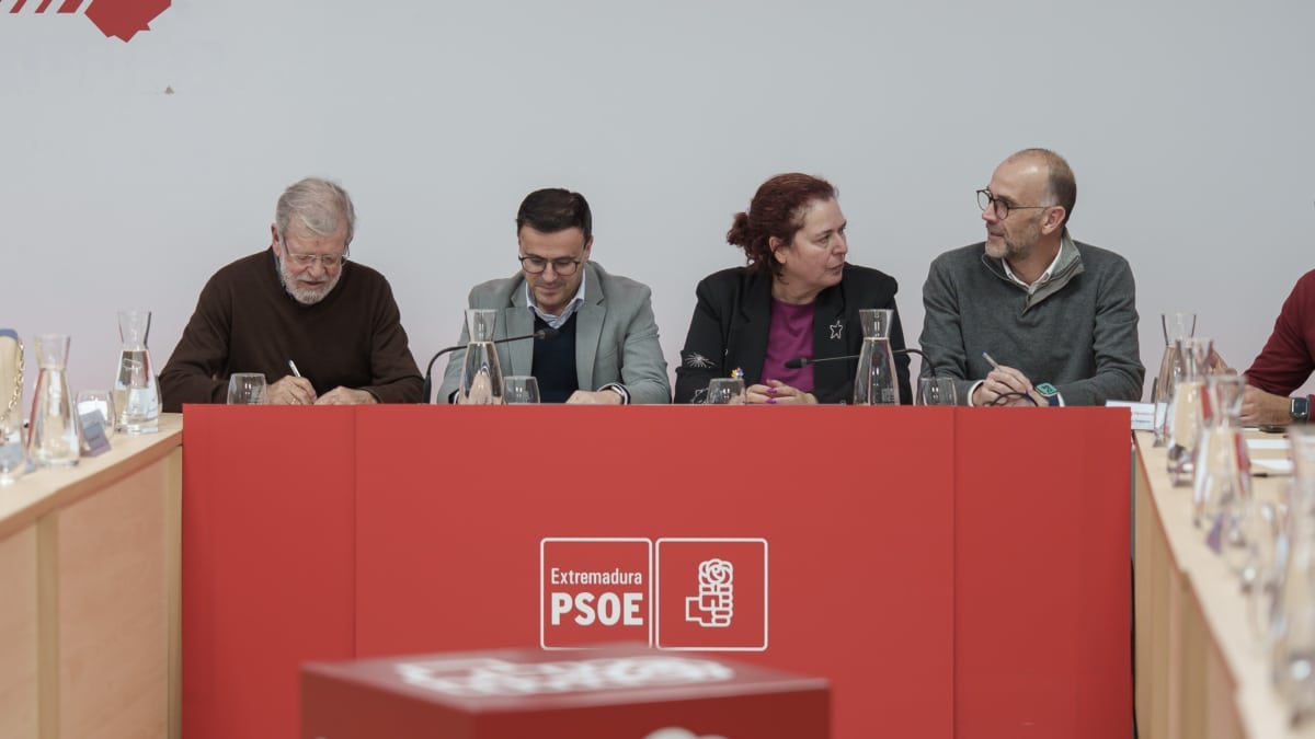 El expresidente de la Junta de Extremadura, Juan Carlos Rodríguez Ibarra (1i) y el hasta ahora candidato socialista a la Presidencia de la Junta, Miguel Ángel Gallardo (2i), durante la reunión de la Comisión Ejecutiva Regional del PSOE de Extremadura para valorar el resultado de las elecciones a la Asamblea de Extremadura, en la sede regional del partido, a 22 de diciembre de 2025, en Mérida, Badajoz, Extremadura (España). Gallardo ha presentado su dimisión tras el batacazo socialista en las elecciones extremeñas. Lo hace después de registrar el peor resultado electoral del PSOE en Extremadura, que ha pasado de ser primera fuerza a dejarse más de 110.000 votos, y por primera vez en la historia baja de la barrera de los 20 diputados en la Asamblea de Extremadura. Javier Cintas / Europa Press 22 DICIEMBRE 2025;DIMISIÓN;PSOE;SOCIALISTA;COMISIÓN EJECUTIVA; 22/12/2025