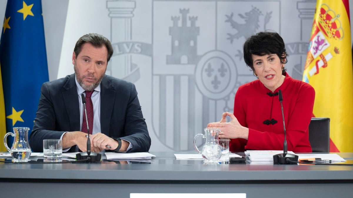 El ministro de Transportes y Movilidad Sostenible, Óscar Puente, y la ministra de Seguridad Social, Inclusión y Migraciones y nueva portavoz del Gobierno, Elma Saiz, durante una rueda de prensa posterior al Consejo de Ministros, en el Palacio de la Moncloa, a 23 de diciembre de 2025, en Madrid (España). El Gobierno ha aprobado en el último Consejo de Ministros del año 2025 el nuevo abono transporte único para todo el territorio español, además de prorrogar los descuentos al transporte público. Además el Ejecutivo ha aprobado los criterios para la prórroga de los Presupuestos de 2023. Alberto Ortega / Europa Press 23 DICIEMBRE 2025;GOBIERNO;ABONO;TRANSPORTE;ESTATAL 23/12/2025
